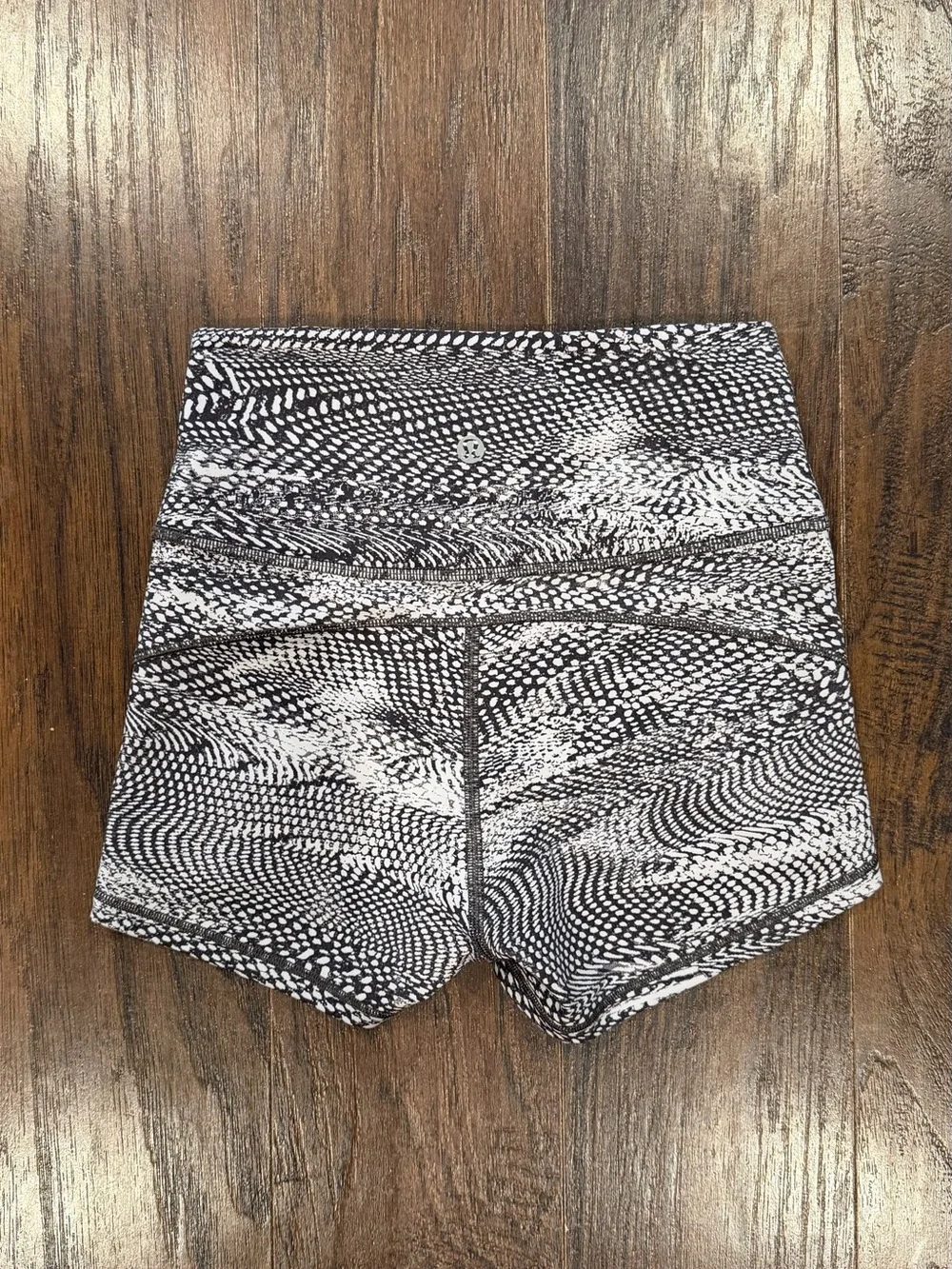 Lululemon Grey Snake Print Women's In Movement Shorts Everlux 2.5" - Size 4 - Picture 3 of 7
